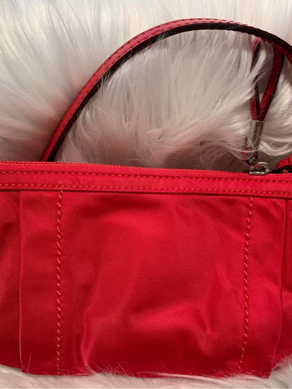 TUMI Voyageur Vienna, raspberry color, triple compartment wristlet VGUC - Picture 4 of 8